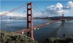  ??  ?? Die 2,7 Kilometer lange Golden Gate Bridge in San Francisco
Hitler 1942 mit seinen Paladinen, rechts neben ihm Albert Speer