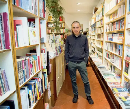  ??  ?? Lo scrittore fiorentino Valerio Aiolli all’interno della libreria Todo Modo (foto: Giulio Garosi/Sestini)