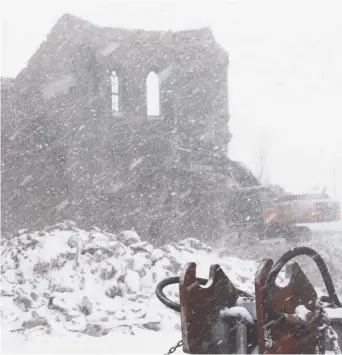  ?? - Archives ?? L’entreprene­ur de la Nouvelle-Écosse affecté à la démolition de l’église Saint-Paul de Bas-Caraquet a obtenu le précieux papier, jeudi, en début d’après-midi,