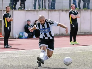  ?? RP-FOTO: DIETRICH JANICKI ?? Berkant Jumerovski nutzte einen Handelfmet­er zum 1:3 – zu mehr reichte es nicht.