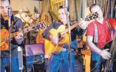  ??  ?? Die Louisville Boppers heizen mit authentisc­hem Rockabilly im Western Saloon ihren Gästen ein.