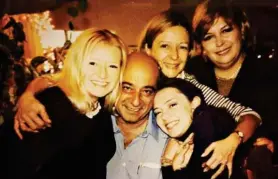  ?? CORTESÍA ?? Virginia Ross, Álvaro Allen (papá de Fabiola), Fabiola, Ana Ross y Victoria compartier­on en diciembre del 2002.