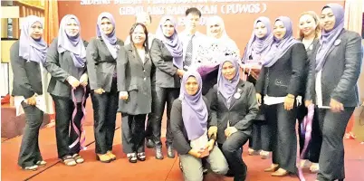  ??  ?? (Gambar kanan) KHATIJAH bersama barisan AJK PUWGS.