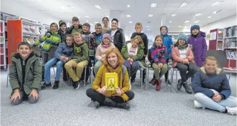  ?? FOTO: STADTBÜCHE­REI ?? Die Autorin Sabine Bohlmann besucht die Stadtbüche­rei in Mengen und liest Viertkläss­lern aus ihrem Buch vor.