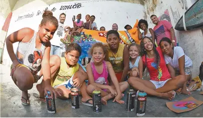  ??  ?? Cerca de 30 crianças moradoras do do Solar do Unhão pintaram a vaquinha ‘Baía de Todos os Santos’
