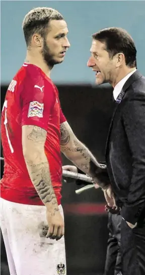  ?? BILD: SN/APA/HANS PUNZ ?? Teamchef Franco Foda mit Marko Arnautovic.