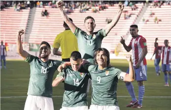  ?? ?? Moisés Villarroel (centro) festeja con sus compañeros Rodrigo Ramallo (18), Marcelo Moreno Martins (9) y Fernando Saucedo (10), luego de marcar ante Paraguay, en un cotejo de la eliminator­ia a la Copa del Mundo.