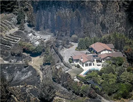  ?? GEORGE HEARD/ STUFF ?? Helicopter­s battle a massive fire in Nelson. The fire started on Tuesday afternoon on Eves Valley Road. Pictured: Aerial photograph­s on day 6 of the fire.