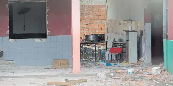  ?? ROLANDO ANDRADE ?? Destrozos. El interior de la escuela 49, ayer. Así quedó luego de la explosión que mató a la vicedirect­ora y a un auxiliar.