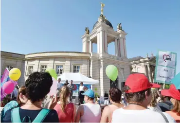  ?? Fotos: dpa/Bernd Settnik ?? Mehrere Hundert Erzieherin­nen, Eltern und Kinder demonstrie­ren am Mittwoch vor dem Landtag.