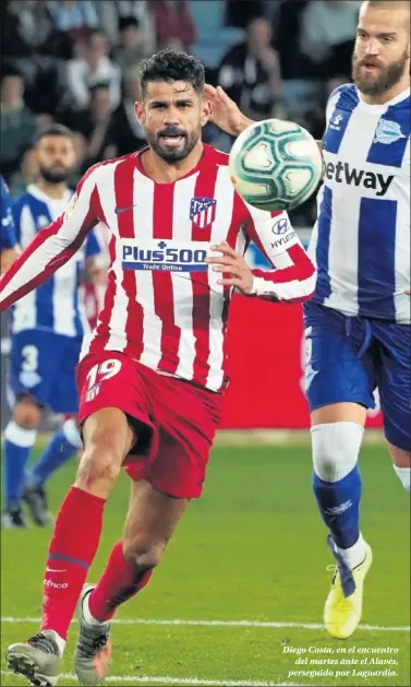  ??  ?? Diego Costa, en el encuentro del martes ante el Alavés, perseguido por Laguardia.