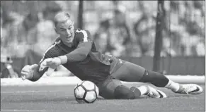  ??  ?? Joe Hart is bereid flink in te leveren van zijn salaris om bij Liverpool aan de slag te gaan.
(Foto: Voetbalzon­e)