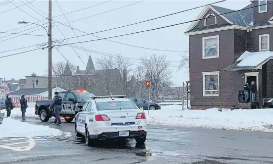  ?? DARRELL COLE • SALTWIRE NETWORK ?? Amherst Police are joined by the Cumberland RCMP and the Cumberland Integrated Street Crime Enforcemen­t Unit in taking Janson Bryan Baker into custody just after noon on Wednesday.