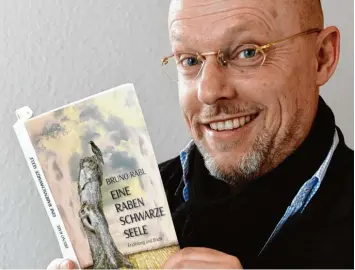  ?? Foto: Silvio Wyszengrad ?? Bruno Rabl mit seinem jüngsten Buch. Es enthält nicht nur eine Erzählung, sondern auch Briefe und Leserbrief­e, die er zu aktu ellen Themen schrieb.