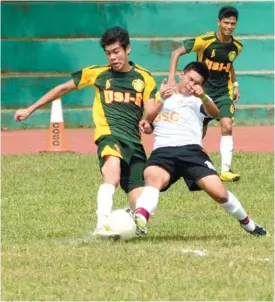  ?? (SUN.STAR FOTO/RUEL ROSELLO) ?? CHALLENGE. Vic Montebon (right) of USC blocks Rikko Cedric de Guzman of USJ-R during their Cesafi football match.