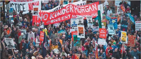  ?? DARRYL DYCK LA PRESSE CANADIENNE ?? Manifestat­ion d’opposition à l’élargissem­ent de l’oléoduc Trans Mountain par l’entreprise texane Kinder Morgan.