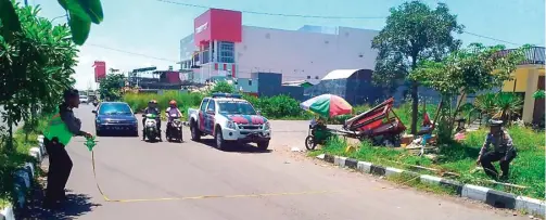  ?? EDI SUDRAJAT/JAWA POS ?? KECELAKAAN TUNGGAL: Petugas unit laka lantas Polresta Sidoarjo melakukan olah TKP kecelakaan di jalan Perumahan Taman Tiara kemarin.