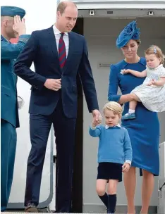  ?? Foto: dpa ?? Im Herbst kamen William, George, Kate und Charlotte (von links) in Kanada an. Die Bilder ihrer ersten gemeinsame­n offizielle­n Reise gingen um die Welt.