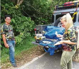  ??  ?? Taking a break during the Sarawak 4X4 Jamboree.