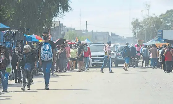  ??  ?? Incontrola­ble. La avenida Olimpo, a ambos lados de Camino de Cintura, entre Budge y Echeverría. Ya anunciaron que el sábado la feria vuelve a abrir.