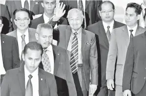  ?? -Gambar Bernama ?? DR Mahathir (tiga, kanan) kelihatan keluar dari Sidang Dewan Rakyat di Bangunan Parlimen pada Isnin.