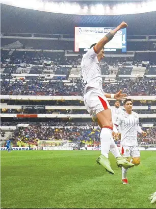  ?? MEXSPORT ?? Los jugadores de Chivas celebran el gol de Ronaldo Cisneros.