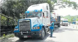  ??  ?? Inspectore­s del IHTT realizan operativos dirigidos al transporte pesado.