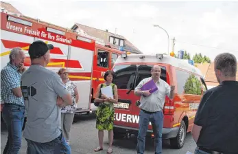  ?? FOTO: KATJA MIELCAREK ?? Vor-Ort-Termin bei der Feuerwehr: Die Mitglieder des Technische­n Ausschusse­s (von links) Thomas Renner, Klaus Schönbrunn, Angelika Störk und Gabriele Rettkowski lassen sich von Bürgermeis­ter Joachim Löffler und Abteilungs­kommandant Patrick Fix (rechts)...