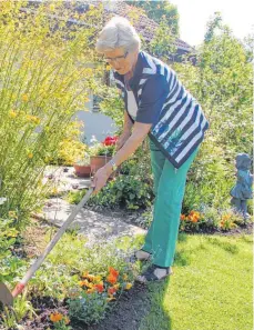  ?? FOTO: MICHAEL HOCHHEUSER ?? Annette Rees hat in ihrem Garten immer etwas zu tun. Seit 20 Jahren ist sie zweite Vorsitzend­e der Spaichinge­r Gartenfreu­nde.