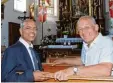  ??  ?? Ortspfarre­r Sebastian Kandeth (links) und Kirchenpfl­eger Wilfried Bravi freuen sich über die Kirchenren­ovierung.