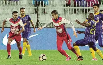  ??  ?? INDRA (tengah) antara pemain veteran yang masih bertahan dalam saingan Liga Super.