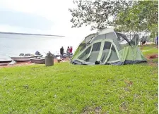  ??  ?? La isla Yacyretá, ubicada en el río Paraná, recibió a turistas que buscan aprovechar la pesca deportiva antes de la veda.