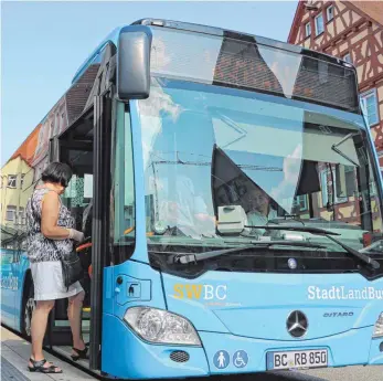 ?? FOTO: DANIEL HÄFELE ?? Der Busverkehr in Biberach startet voraussich­tlich mit dem Fahrplanwe­chsel am 10. Dezember in ein neues Zeitalter.
