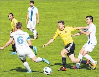  ?? FOTO: ROLAND HABEL ?? Bubsheim setzte Nendingen im Spielaufba­u immer wieder unter Druck und war nach zwei Ballgewinn­en erfolgreic­h. Ionut Matei (links) und Spielertra­iner Paul Ratke (Mitte) erzielten für die gelbgeklei­deten Gäste je einen Treffer.