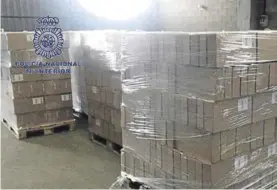  ??  ?? Los palés incautados con más de 10.000 cajas de leche en polvo.