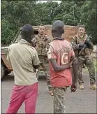  ??  ?? Des militaires de l’opération Sangaris, à Bangui, en 2015.