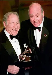  ?? AP ?? Carl Reiner in 1977 and, above, with comedy partner Mel Brooks, collecting a best spoken comedy album Grammy for The 2000-Year-Old-Man in the Year 2000. They debuted the routine in the 1960s, inspiring many later comics, including Billy Crystal.