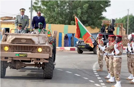  ??  ?? Photo ci-dessus : Le 28 novembre 2017, le président Mohamed Ould Abdel Aziz participe à la parade de la fête nationale mauritanie­nne qui a vu se lever, pour la première fois, le nouveau drapeau mauritanie­n au son du nouvel hymne national. Président en fonction depuis août 2009, ce dernier a pris de court la majorité comme l’opposition en annonçant qu’il ne briguerait pas un nouveau mandat en 2019. (© AFP/STR)