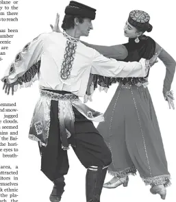  ?? XING WEN / CHINA DAILY ?? Anayim Niyaz (right), 23, a member from the Pamir tourist area’s art troupe in Xinjiang Uygur autonomous region, gives dancing performanc­e to visitors in August.