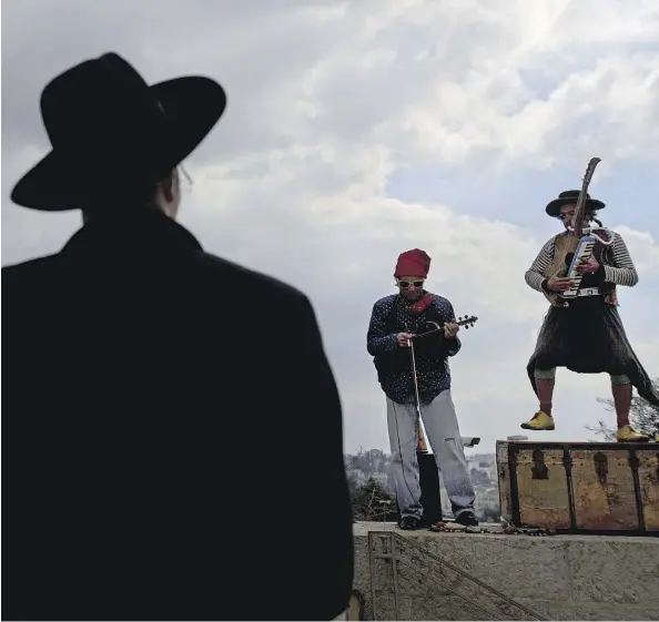  ?? SEBASTIAN SCHEINER/AP FILES ?? Street performers play music near David’s Tower in Jerusalem’s Old City. Despite the clash of the high-tech and Old City cultures, Israel has transforme­d into a Startup Nation. The castle will soon house a startup accelerato­r specializi­ng in virtual...