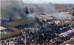  ??  ?? 亲伊朗的抗议者包围了­美国驻伊拉克大使馆