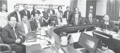  ?? ?? PROGRAM: Gerawat (duduk tengah) mandangka bup program Ngintu Gawai Dayak 2022 pengudah aum media bekaul program nya ba Bilik Komiti DUN.