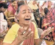  ?? VIVEK NAIR/HT ?? Relatives of fishermen grieve in Thiruvanan­thapuram, Kerala, on Sunday.