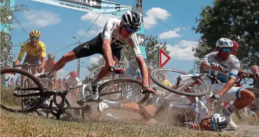  ?? REUTERS ?? Pain game: Froome goes flying over his handlebars and team-mate Gianni Moscon after crashing on the cobbles