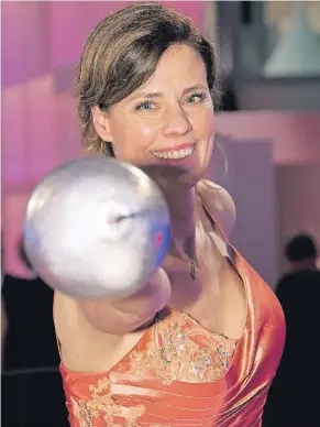  ?? FOTO: IMAGO ?? Mit Waffe im Abendkleid: Claudia Bokel, Präsidenti­n des Deutschen Fechter-Bundes,beim Ball des Sports am 4. Februar in Wiesbaden.
