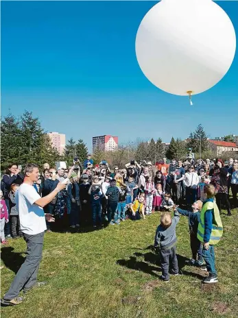  ?? Foto: Tomáš Krist, MAFRA ?? Let balonem Meteorolog­ové v Libuši vypouštějí pravidelně třikrát denně balon s radiosondo­u, která hlásí údaje nápomocné k předpovědi počasí. V sobotu se mohla akce zúčastnit i veřejnost.