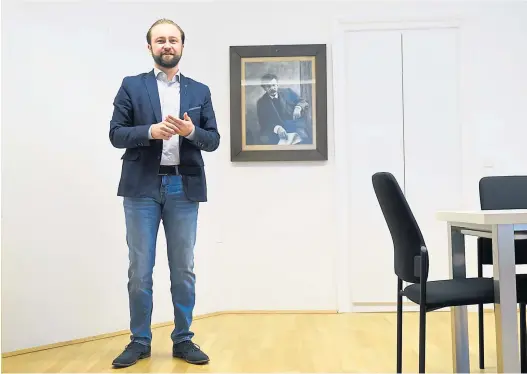  ?? Clemens Fabry ?? SPÖ-Bundesgesc­häftsführe­r Max Lercher vor einem Bild von Victor Adler, das in seinem Büro hängt.