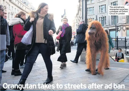  ??  ?? The animatroni­c orangutan surprises a shopper at Oxford Circus in London