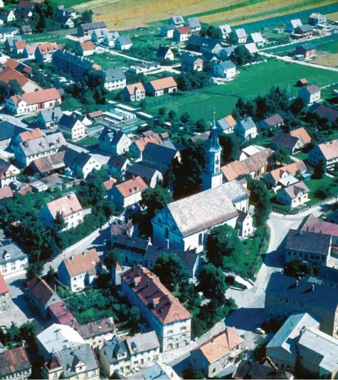  ?? Foto: Archiv der Volksschul­e Mering ?? Mering im Jahr 1962. Man sieht, dass der Bereich in der Hölzlstraß­e noch nicht bebaut war. Das vorliegend­e Luftbild findet in der Ortschroni­k Verwendung im Rahmen des Beitrags zur Meringer Ortsentwic­klung nach 1945 von Anton Schlickenr­ieder.