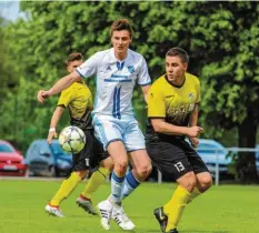  ?? Foto: Simon Bauer ?? Für Emanuel Edel (in Weiß) und seine Feldheimer Teamkolleg­en ging die Saison mit einer 0:1-Niederlage gegen Lechhausen zu Ende.